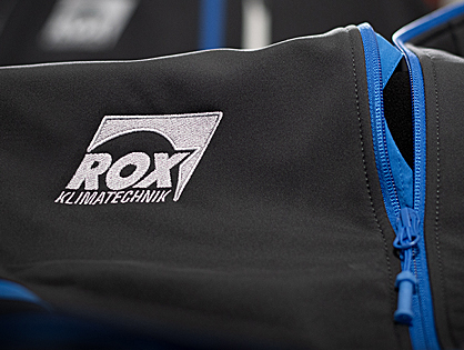 Eingesticktes Logo auf Softshelljacke