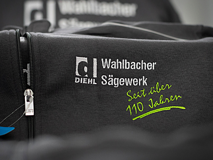 Bestickte Textilkollektion Marah Merch Shop