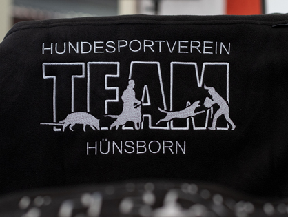 Hemd mit Kragenstickerei