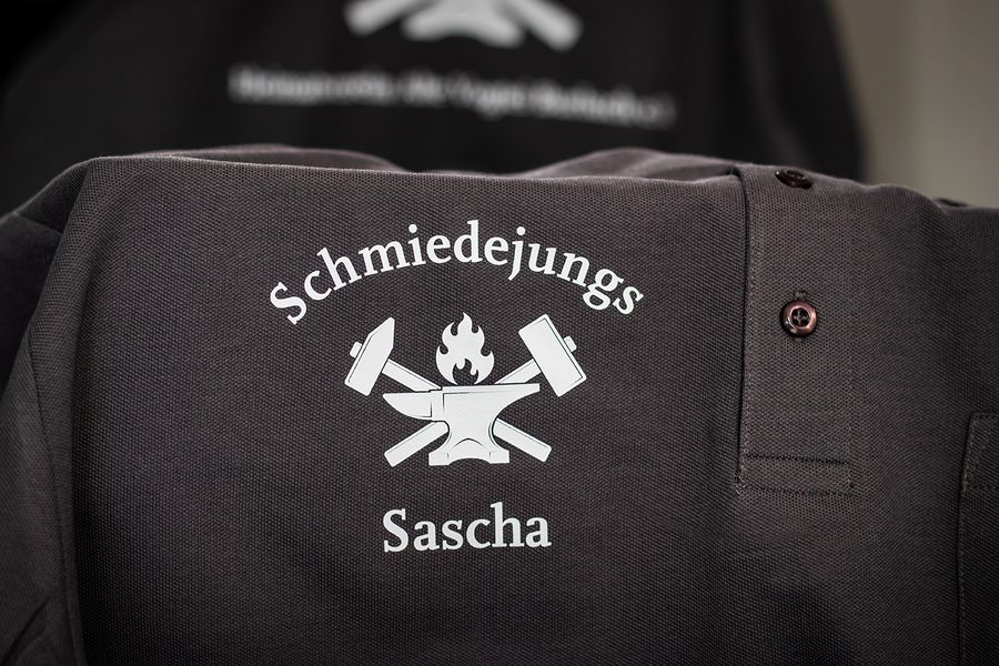 Poloshirt mit gedrucktem Vereinslogo Schmiedejungs und Vorname des Mitglieds