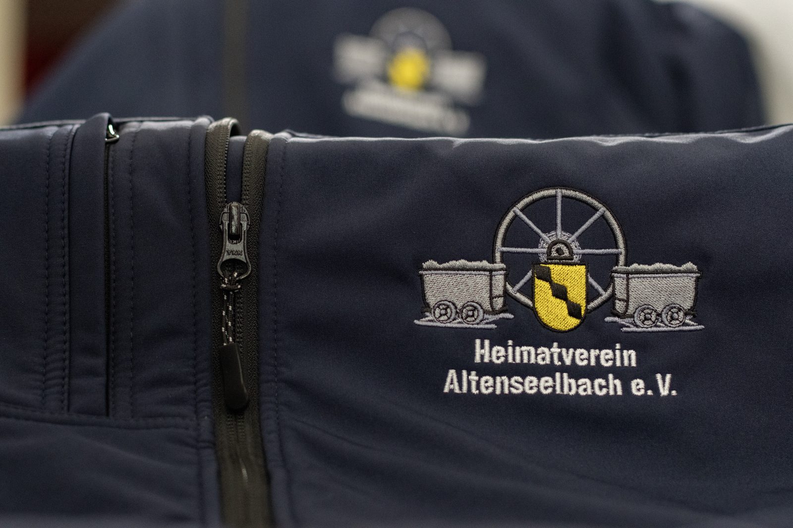 Navy Softshell-Jacke mit gesticktem Logo Heimatverein Altenseelbach e. V. mit Bergrad und Loren