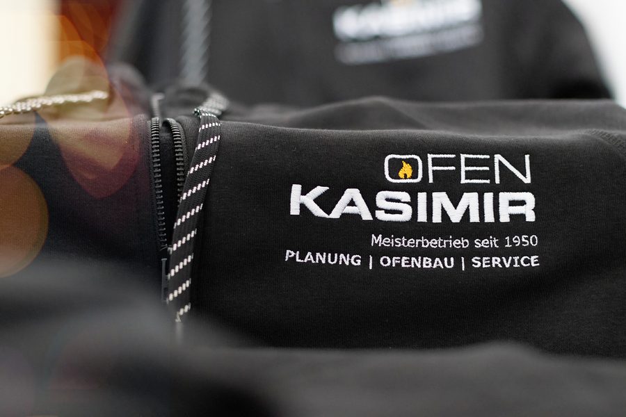Schwarze Sweatjacke mit gesticktem Logo Ofen Kasimir, Meisterbetrieb seit 1950