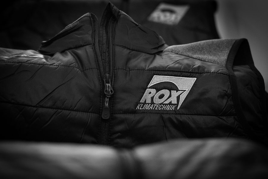 Schwarze Steppweste mit gesticktem Logo ROX Klimatechnik