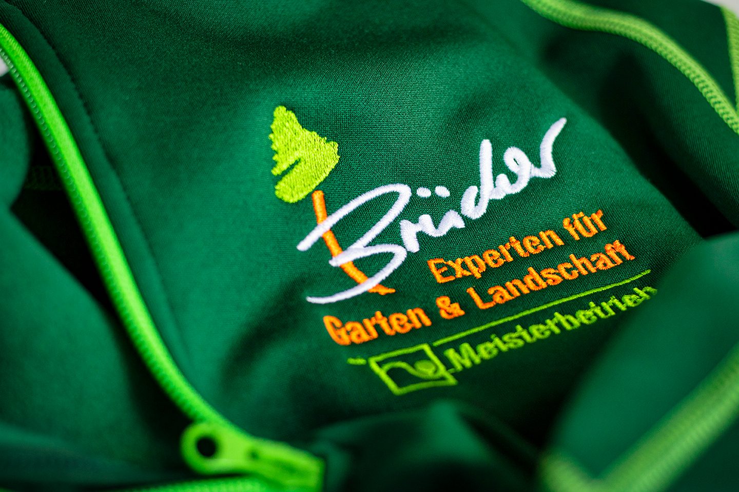 Grüne Softshell-Jacke mit gesticktem Logo Brücher, Experten für Garten & Landschaft, Meisterbetrieb