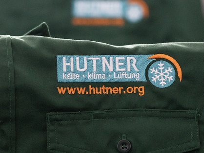 Arbeitsbekleidung mit detailreicher Logostickerei für HUTNER Kälte Klima Lüftung