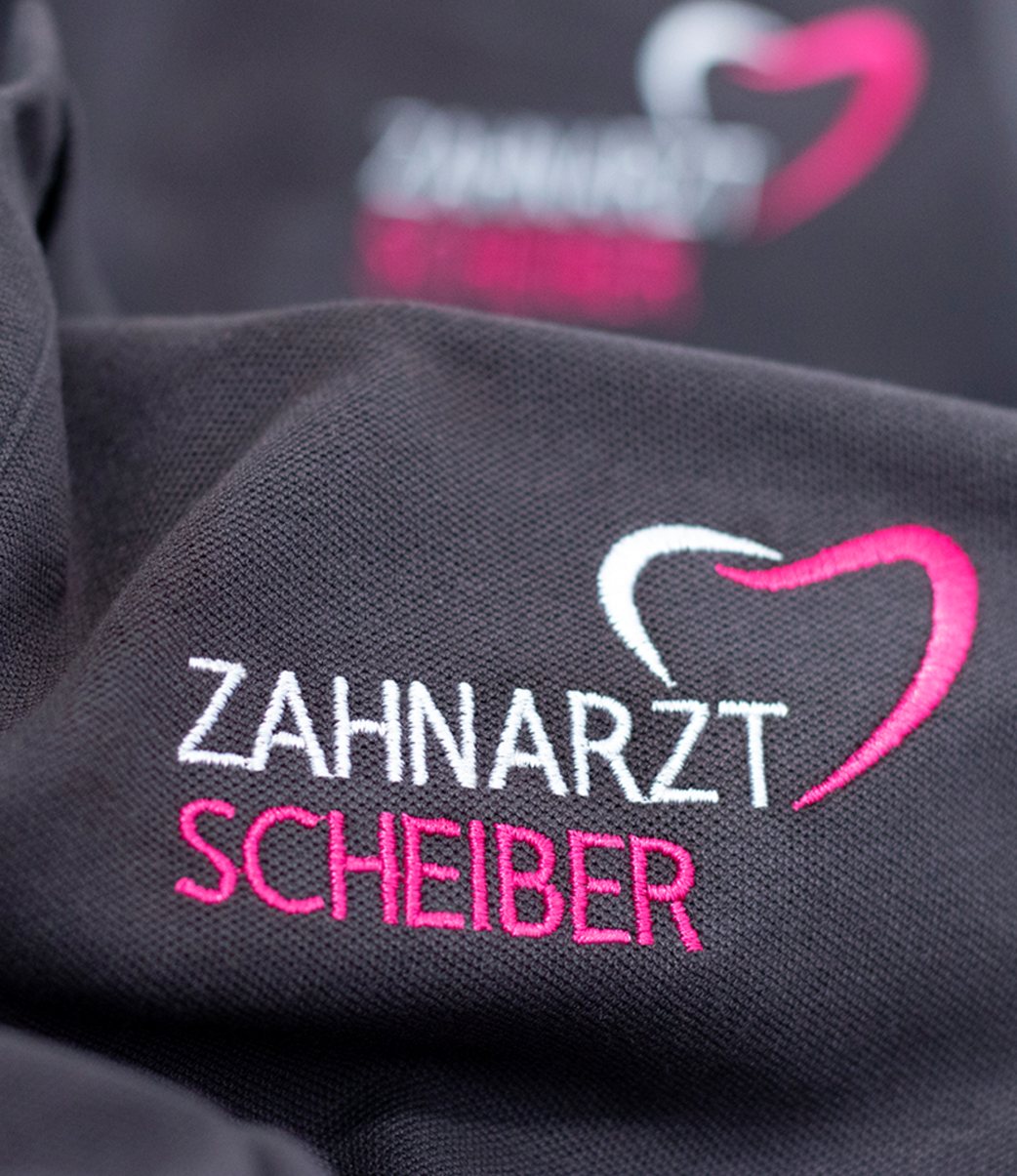Nahaufnahme einer Bruststickerei mit zweifarbigem Logo