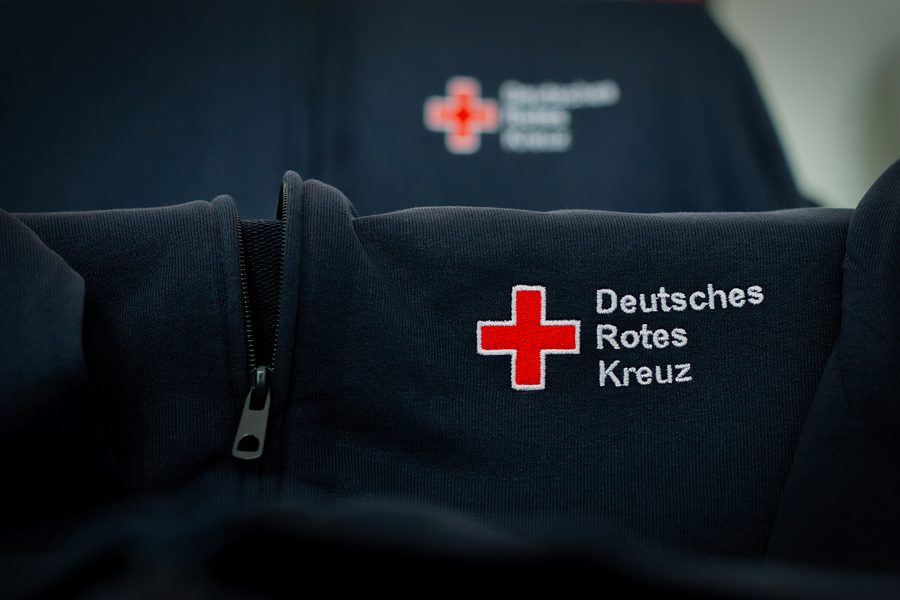 Dunkelblaue Sweatjacke mit gesticktem Logo des Deutschen Roten Kreuzes
