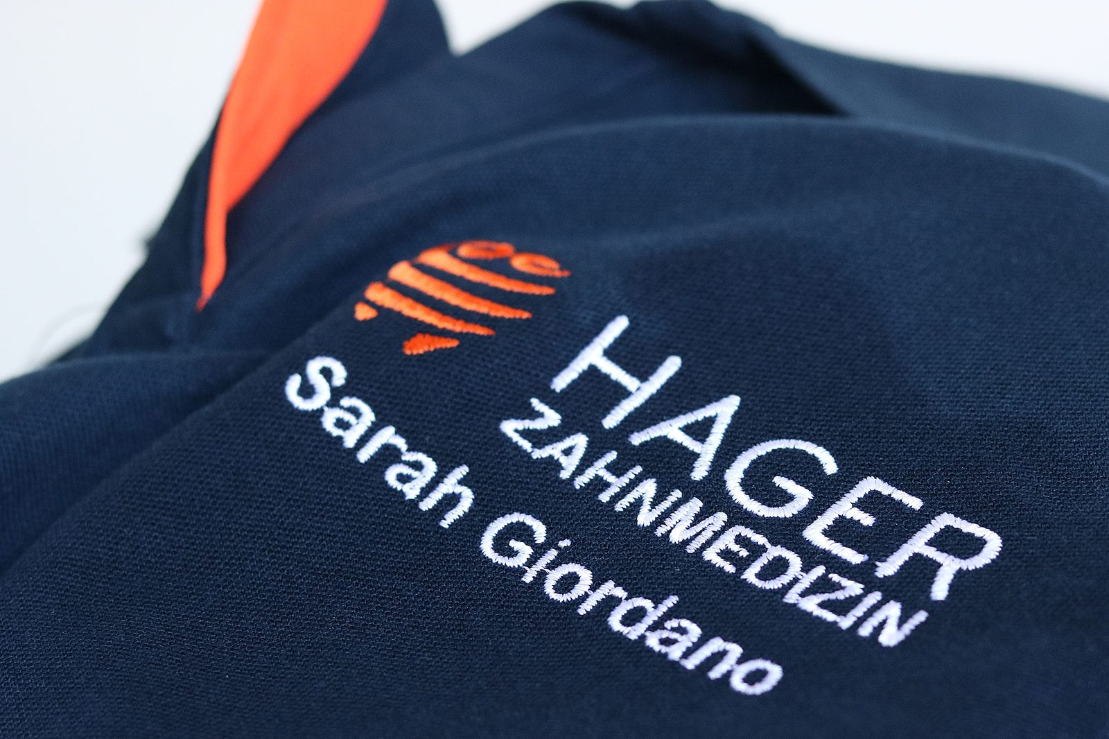 Navy Polo mit gesticktem Logo HAGER Zahnmedizin und Mitarbeitername Sarah Giordano