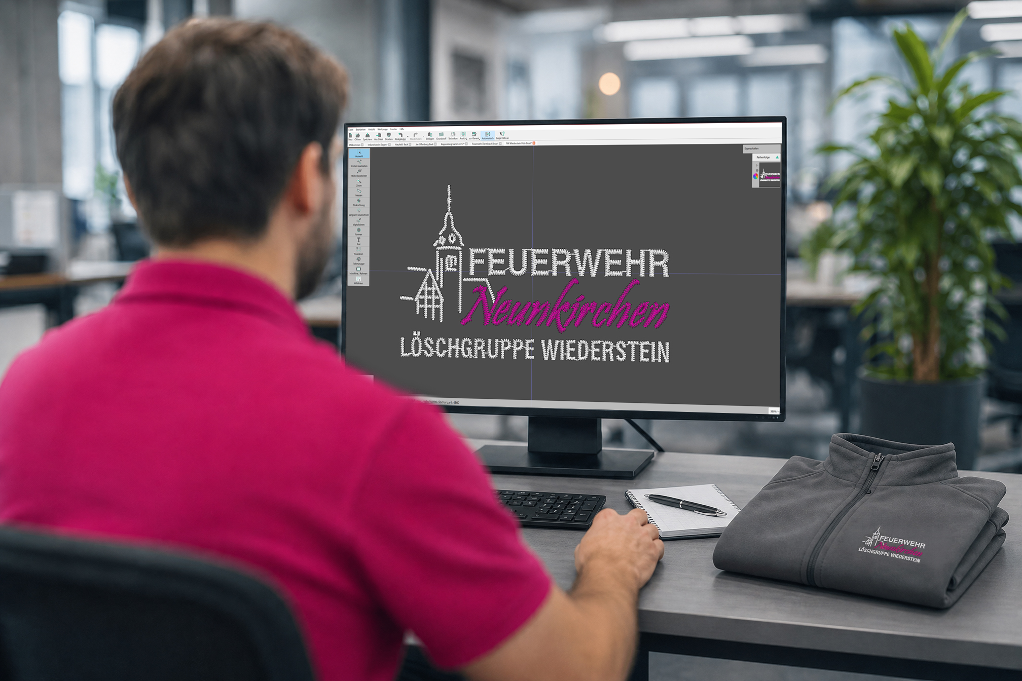 Mitarbeiter erstellt am Monitor das Stickprogramm für ein Feuerwehr-Logo (Punchen)