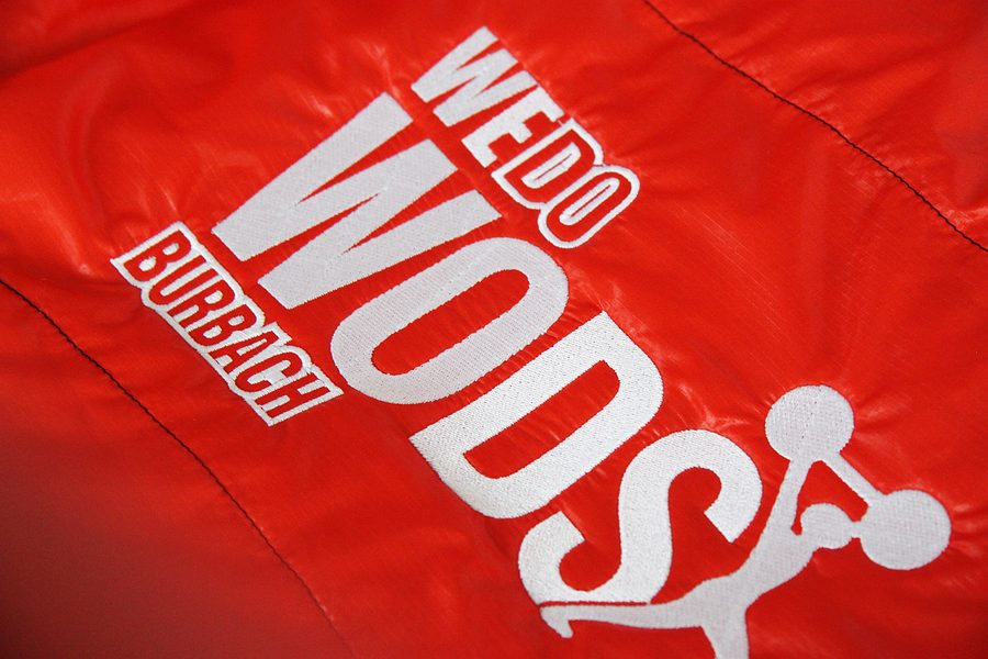 Rote Sportjacke mit gesticktem Schriftzug WeDo Wods Burbach