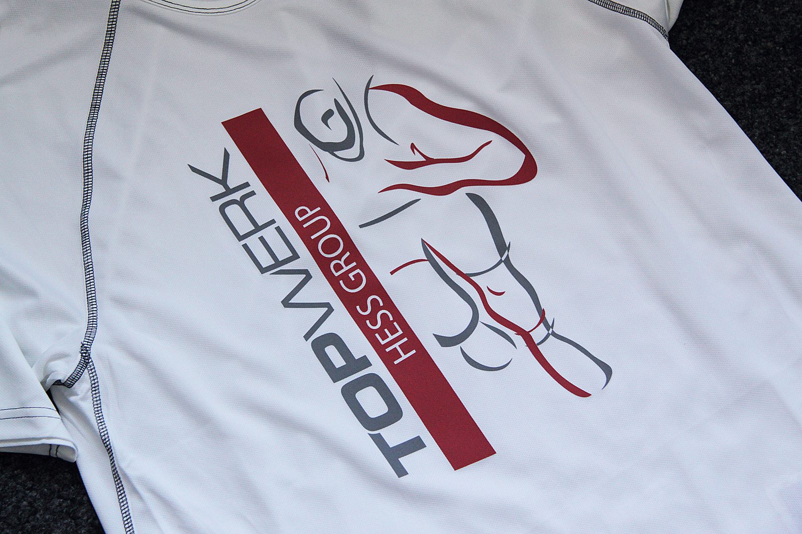 Weißes Funktionsshirt mit bedrucktem Logo Topwerk und Hess Group, Sprinter-Grafik in Rot und Grau