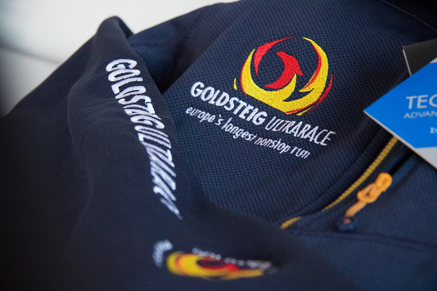 Navy Funktionsshirt mit gesticktem Goldsteig-Ultrarace-Logo, Europe's longest nonstop run