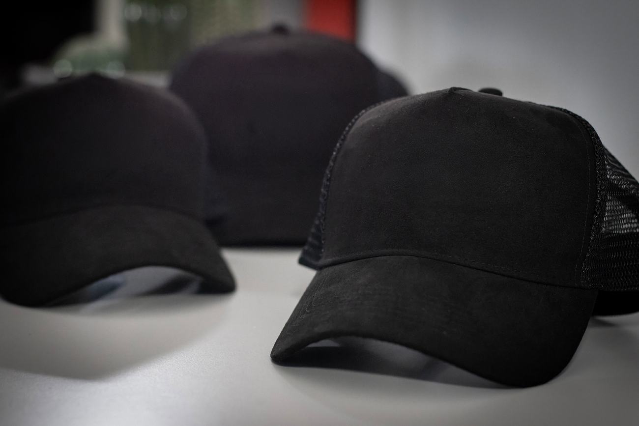 Drei schwarze Trucker-Caps, Front unbestickt