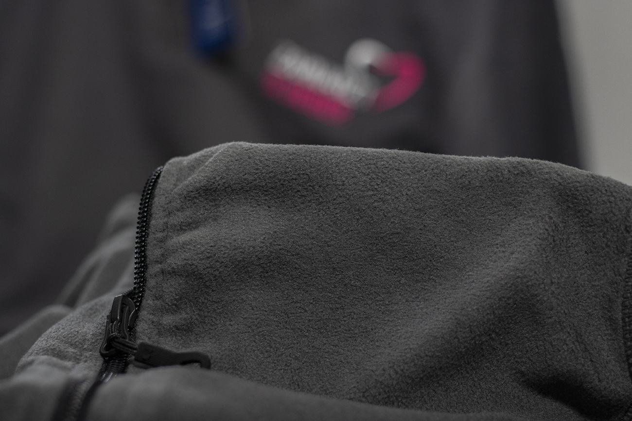 Graue Fleecejacke, Brustbereich unbestickt