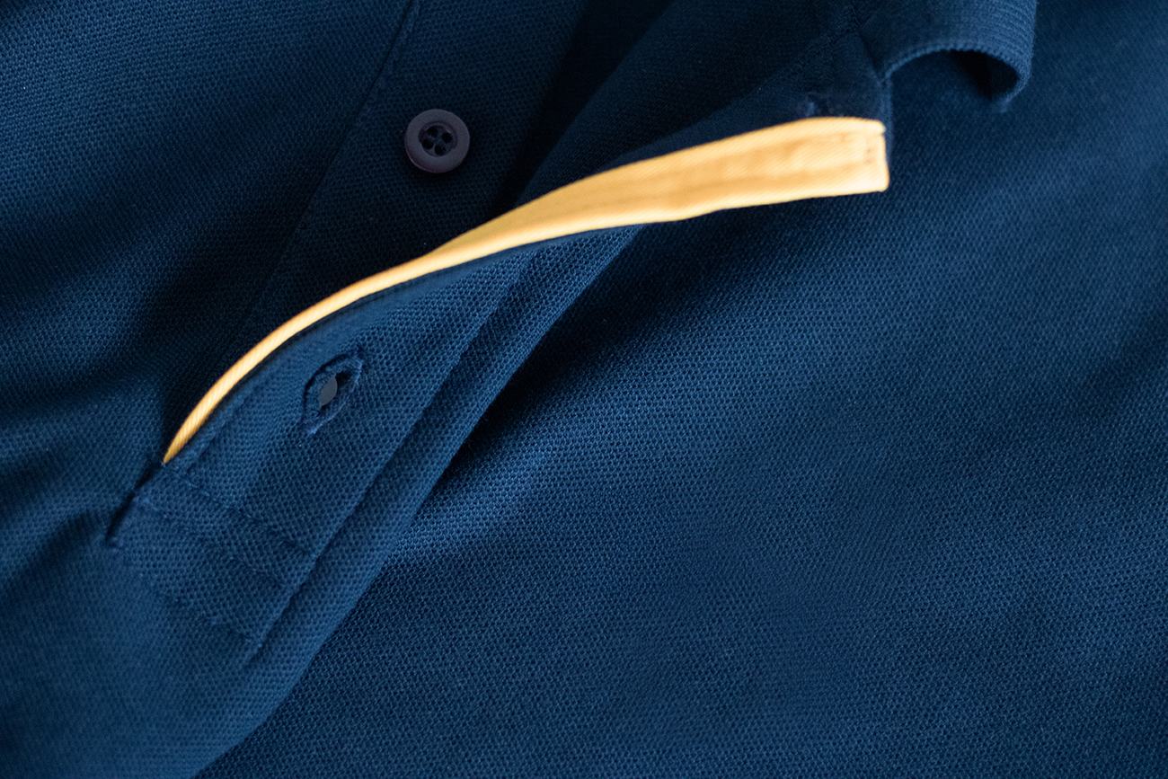 Dunkelblaues Poloshirt, Brustbereich unbestickt